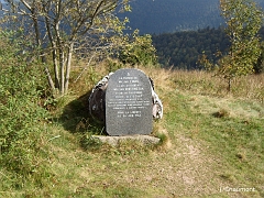 Stèle à la mémoire d'un pilote américain crashé dans le massif durant la Guerre Froide en 1963